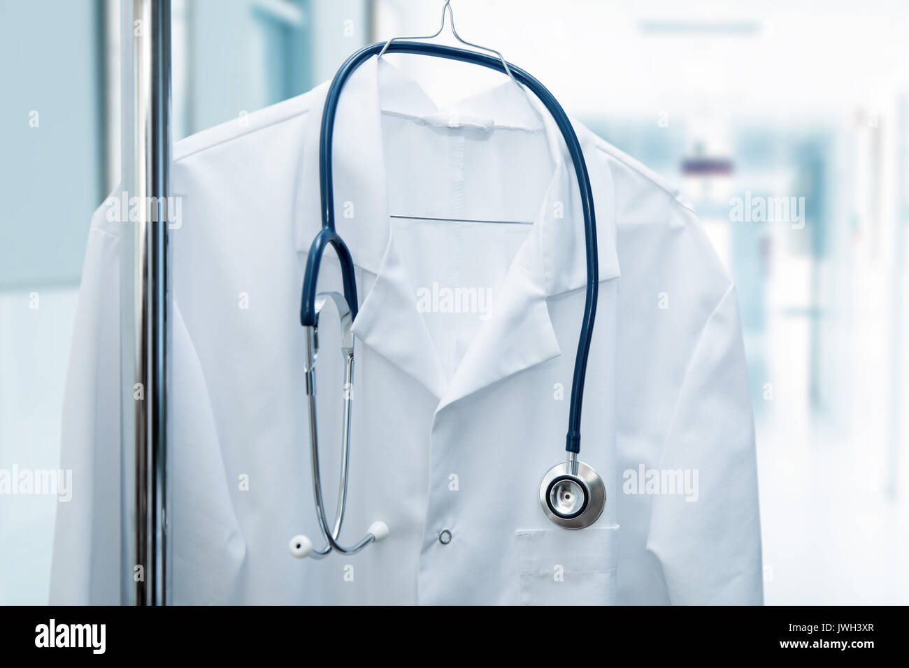 Offre d'emploi - médecin blanc manteau sur le porte-manteau dans le couloir de l'hôpital Banque D'Images