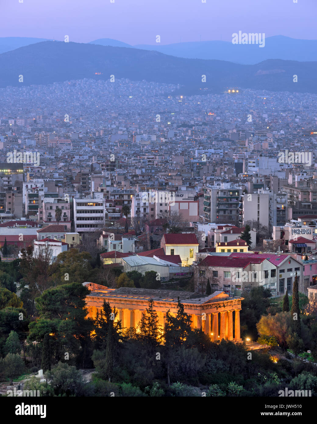 Athènes, Grèce - 18 février 2017 : le Temple d'Héphaïstos dans la soirée, Athènes, Grèce. La construction a commencé en 449 avant notre ère, et l'immeuble qui n'est pas à Banque D'Images