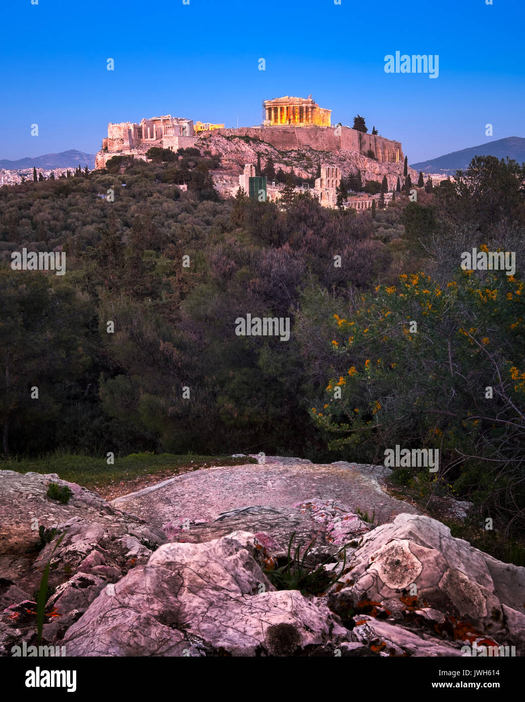 Vue sur l'Acropole et le Parthénon de la colline de Philopappos dans la soirée, Athènes, Grèce Banque D'Images