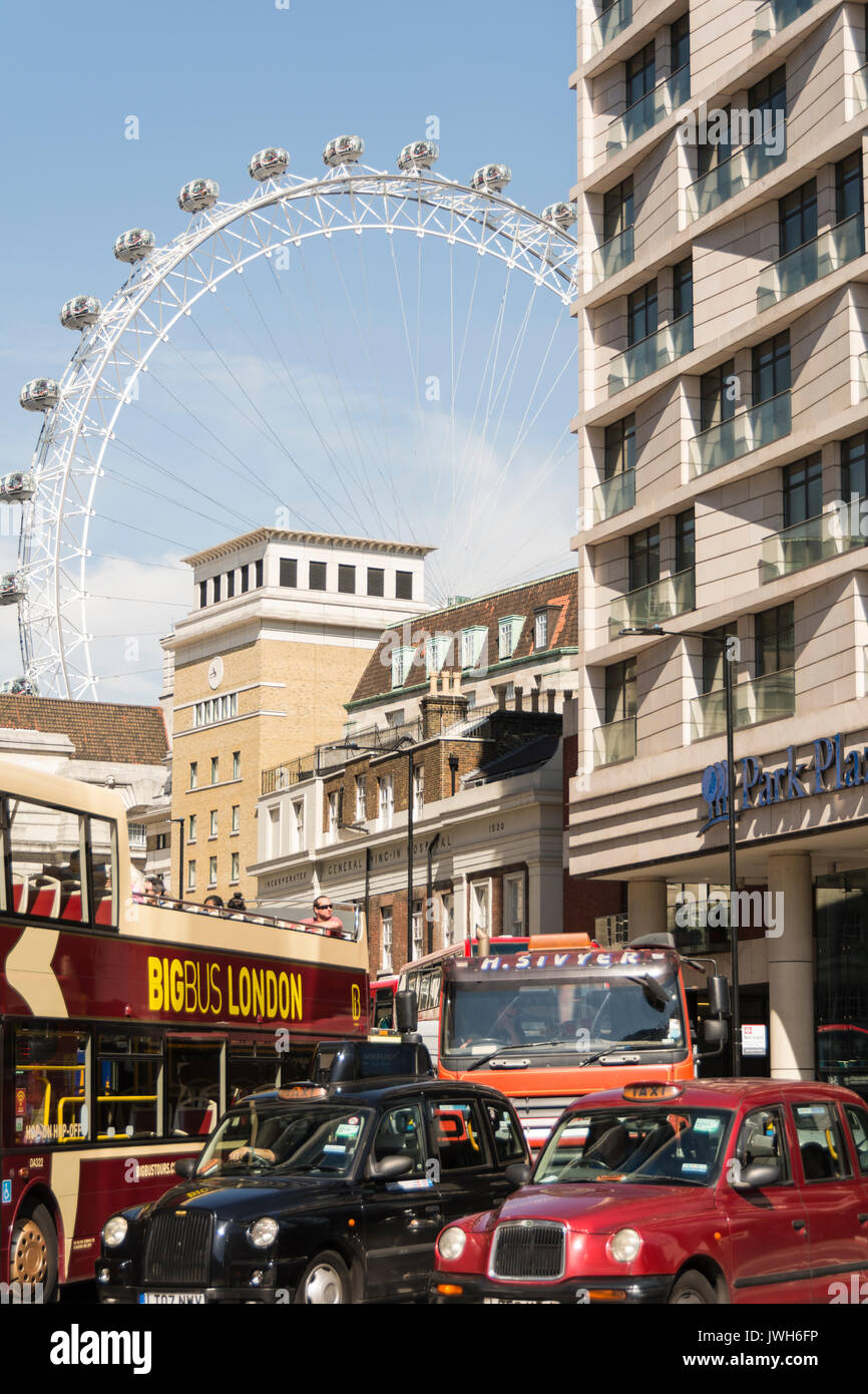 Le London Eye - une grande roue sur la rive sud de la Tamise à Londres, Royaume-Uni Banque D'Images