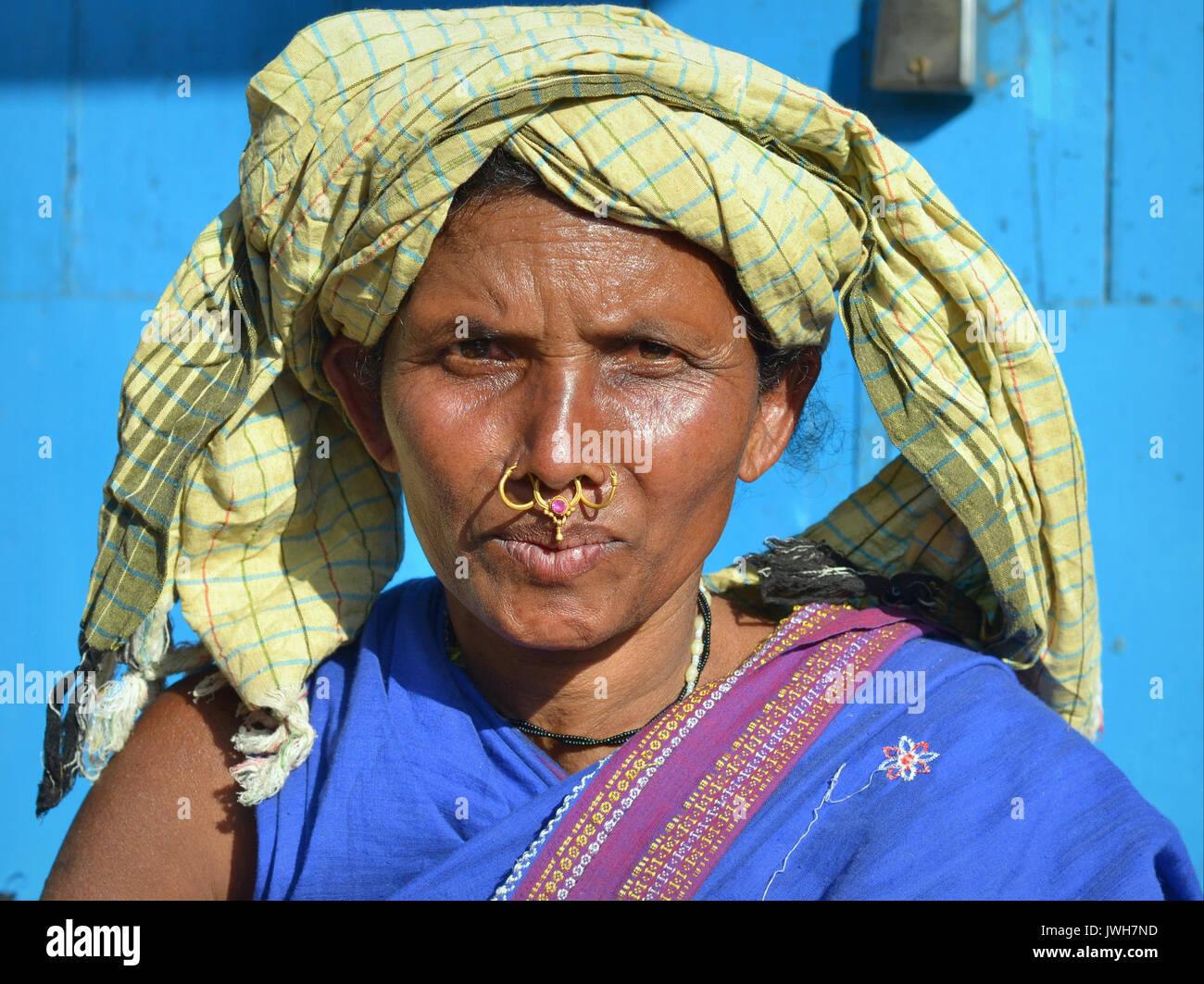 Indian Alivasi femme de marché avec deux anneaux de nez dorés et bijoux de nez pose pour la caméra. Banque D'Images