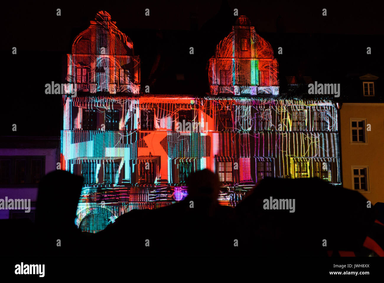 Weimar, Allemagne. Août 11, 2017. Les façades des bâtiments sont allumés pour la soirée d'ouverture du genius loci 2017 light show à Weimar, Allemagne, 11 août 2017. Photo : Candy Welz/dpa-Zentralbild/dpa/Alamy Live News Banque D'Images