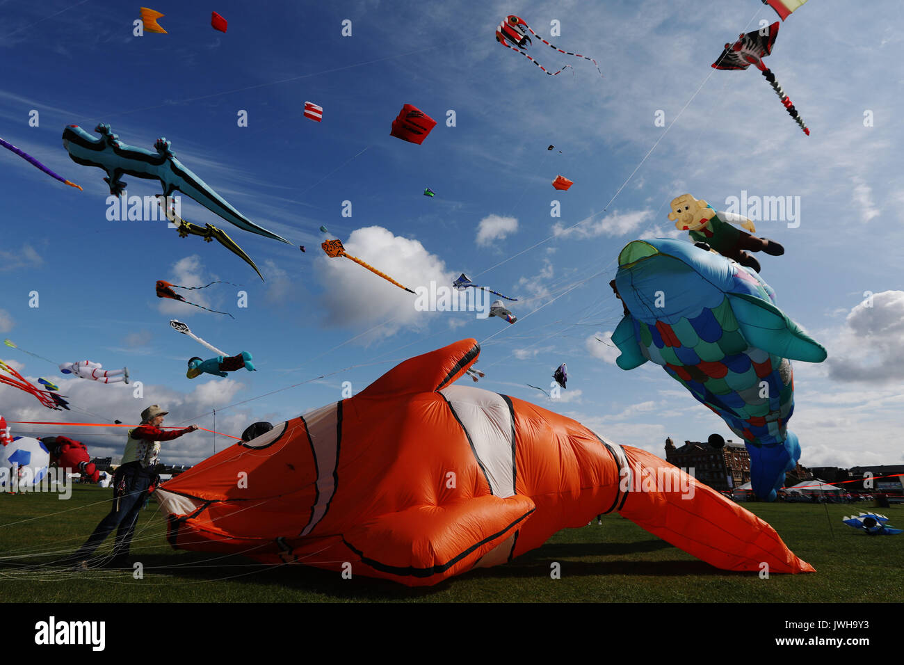 Southsea, UK. 12Th Aug 2017. Un cerf-volant est lancé pour rejoindre des centaines de cerfs-volants volant à l'International du cerf-volant Portsmouth, samedi 12 août 2017. Temps parfait de vents légers et ensoleillé idéal signifie cerf-volant. Le festival se poursuit dimanche. Credit : Luke MacGregor/Alamy Live News Banque D'Images