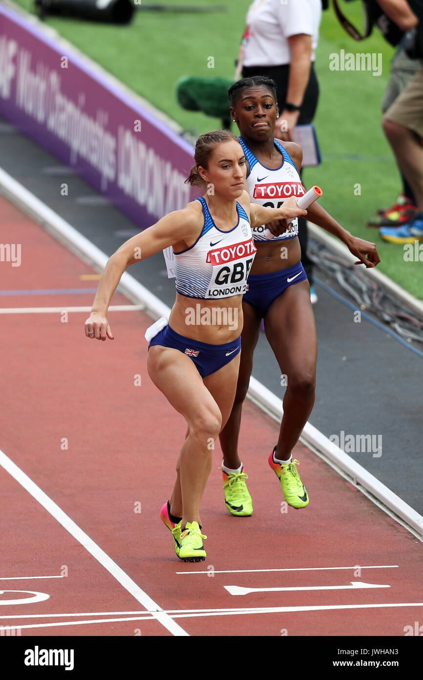 Londres, Royaume-Uni. 12-Août-17. Perri SHAKES DRAYTON, passant le relais à Emily Diamond pour l'équipe Go dans la Women's 4 x 400m 1 à l'es Championnats du Monde 2017, Queen Elizabeth Olympic Park, Stratford, London, UK. Crédit : Simon Balson/Alamy Live News Banque D'Images