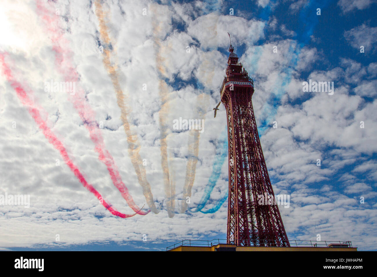 Blackpool, Lancashire, Royaume-Uni. 12Th Aug 2017. Des flèches rouges, d'aéronefs, rouge, aviation, vol, Airshow, jet, avion, vol, équipe, avion, air, flèches, afficher, ciel, fumée, militaire, fly, hawk, formation du Blackpool Air Show. /AlamyLiveNews MediaWorldImages crédit ; Banque D'Images