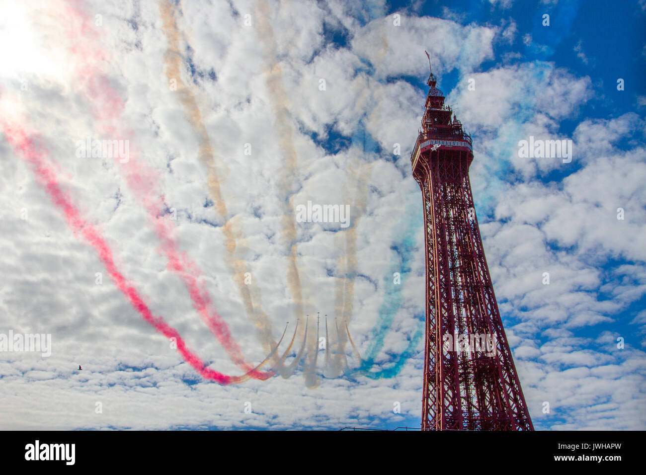 Blackpool, Lancashire, Royaume-Uni. 12Th Aug 2017. Les flèches rouges à Blackpool Air Show. /AlamyLiveNews MediaWorldImages crédit ; Banque D'Images