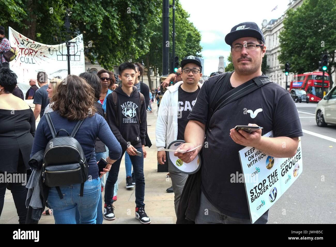 London, UK 12 août 2017. Pour coïncider avec le premier jour de la saison des tétras connu sous le nom de "12 Glorieuses" des centaines de manifestants anti Blood Sports recueillir l'extérieur de Downing Street pour manifester contre le meurtre d'animaux pour le sport. :Crédit : Claire Doherty Alamy/Live News Banque D'Images