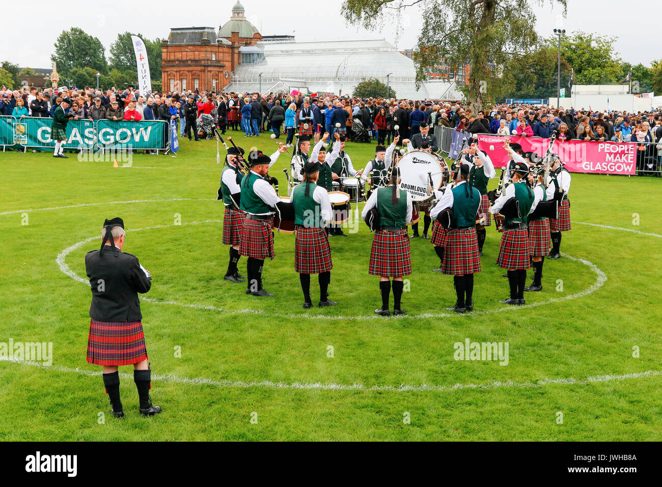 Glasgow, Royaume-Uni. 12Th Aug 2017. Il a été estimé que plus de 10 000 spectateurs se sont rendus à regarder le dernier jour de 'Live' de la tuyauterie et de la Pipe Band Championships, une compétition de renommée internationale, lieu à Glasgow Green comme l'apothéose d'une semaine de spectacles et concerts gratuits qui ont eu lieu autour du centre-ville de Glasgow. Malgré les fortes pluies douche, jouer a continué et les esprits n'étaient pas amorties. Credit : Findlay/Alamy Live News Banque D'Images