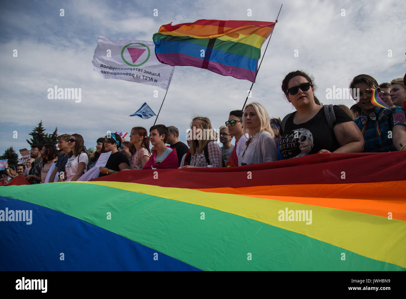 Saint-pétersbourg, Russie. 12Th Aug 2017. Les participants tiennent un drapeau arc-en-ciel communément connue sous le drapeau de la fierté LGBT au cours de la Gay Pride manifestation à Champ de Mars. Plusieurs dizaines de personnes sont venues au Champ de Mars à Saint-Pétersbourg pour participer à Saint-Pétersbourg la fierté LGBT VIII. Credit : SOPA/Alamy Images Limited Live News Banque D'Images