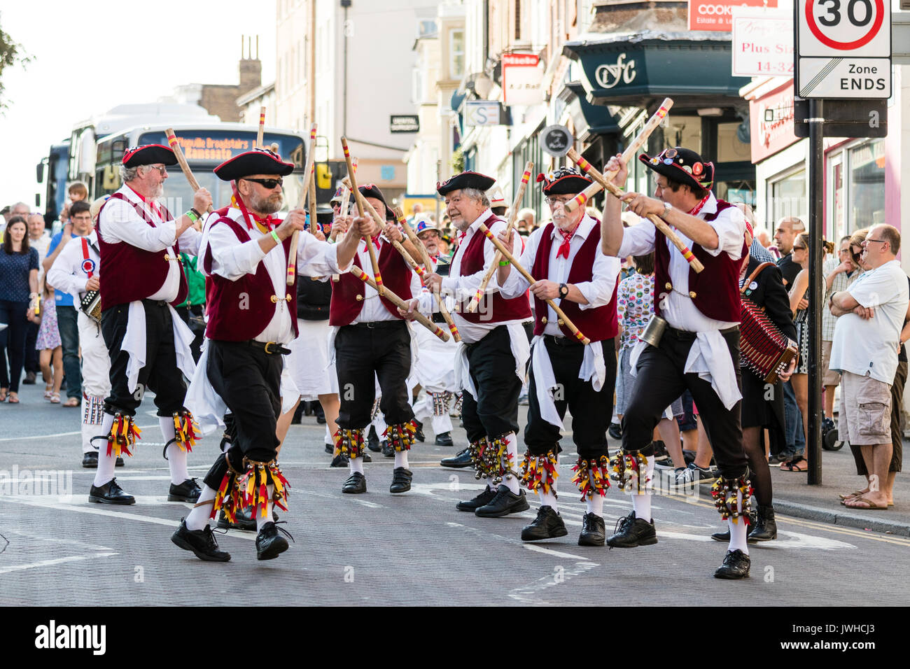 Folk Festival annuel de Broadstairs Semaine parade. Danseurs folkloriques de la victoire de l'équipe de danse La danse morris effectuer dans High street pendant le défilé. 18ème siècle portant des costumes pirates du marin. Banque D'Images