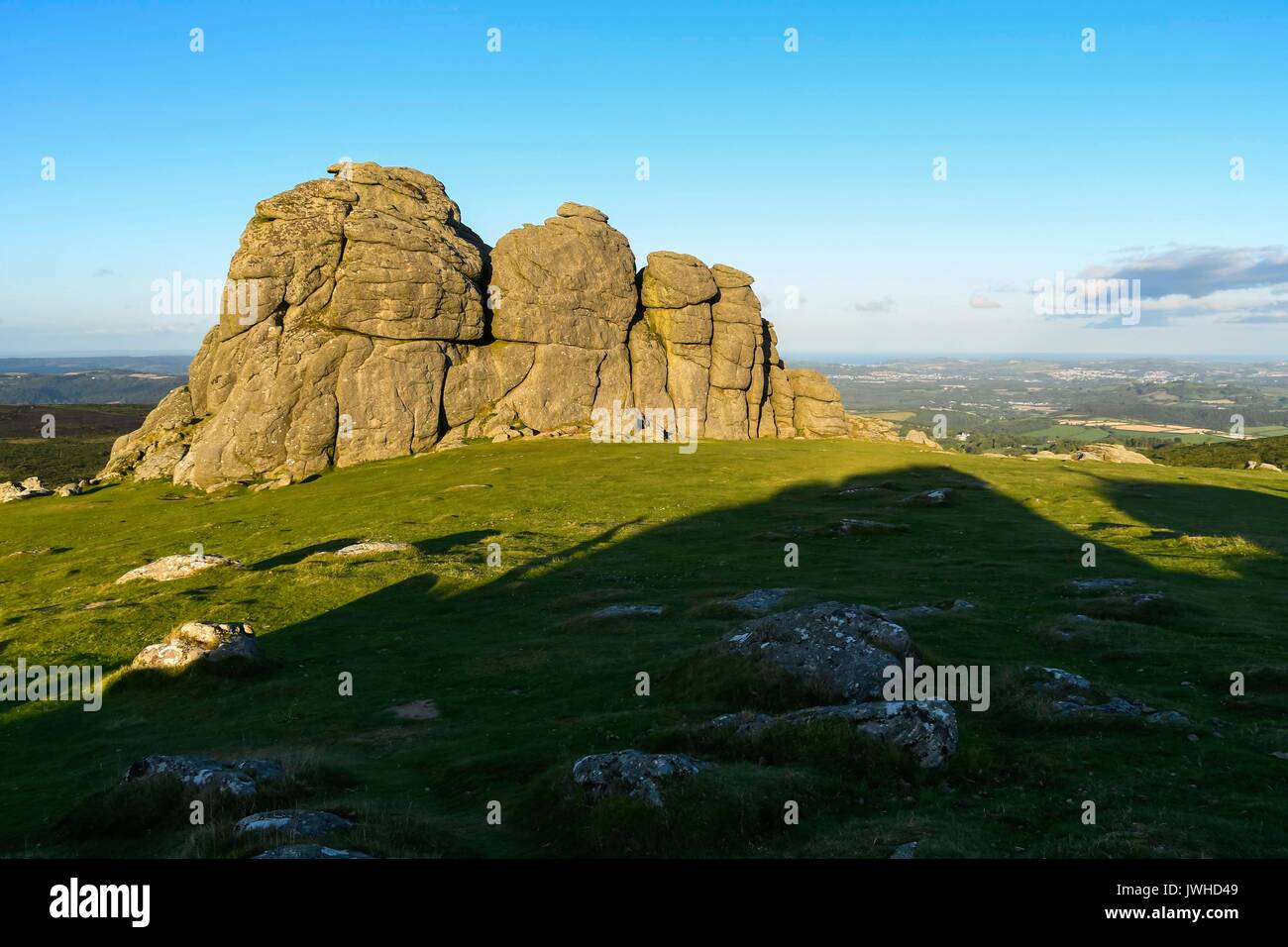 Haytor, Dartmoor, Devon, UK. 12 août 2017. Météo britannique. Les rochers de Haytor dans le Parc National de Darmoor, Devon baigné de soleil du soir chaud. Crédit photo : Graham Hunt/Alamy Live News Banque D'Images