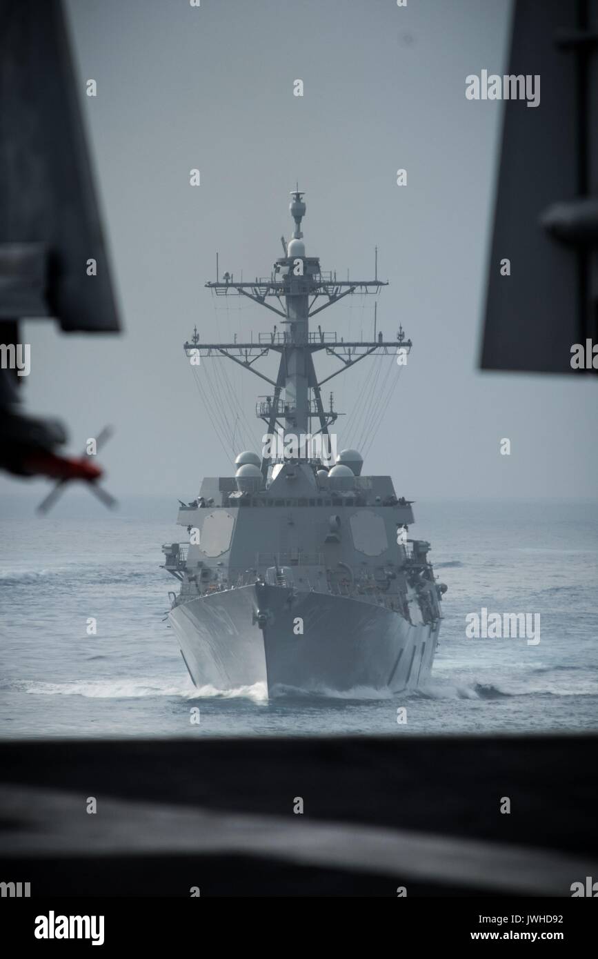 De l'océan Pacifique. Août 11, 2017. La Marine américaine de la classe Arleigh Burke destroyer lance-missiles USS Halsey lors d'une démonstration de force de transit du détroit d'exercice avec le groupe aéronaval du Theodore Roosevelt Le 11 août 2017 dans l'océan Pacifique. La formation a lieu au cours des tensions avec la Corée du Nord. Credit : Planetpix/Alamy Live News Banque D'Images