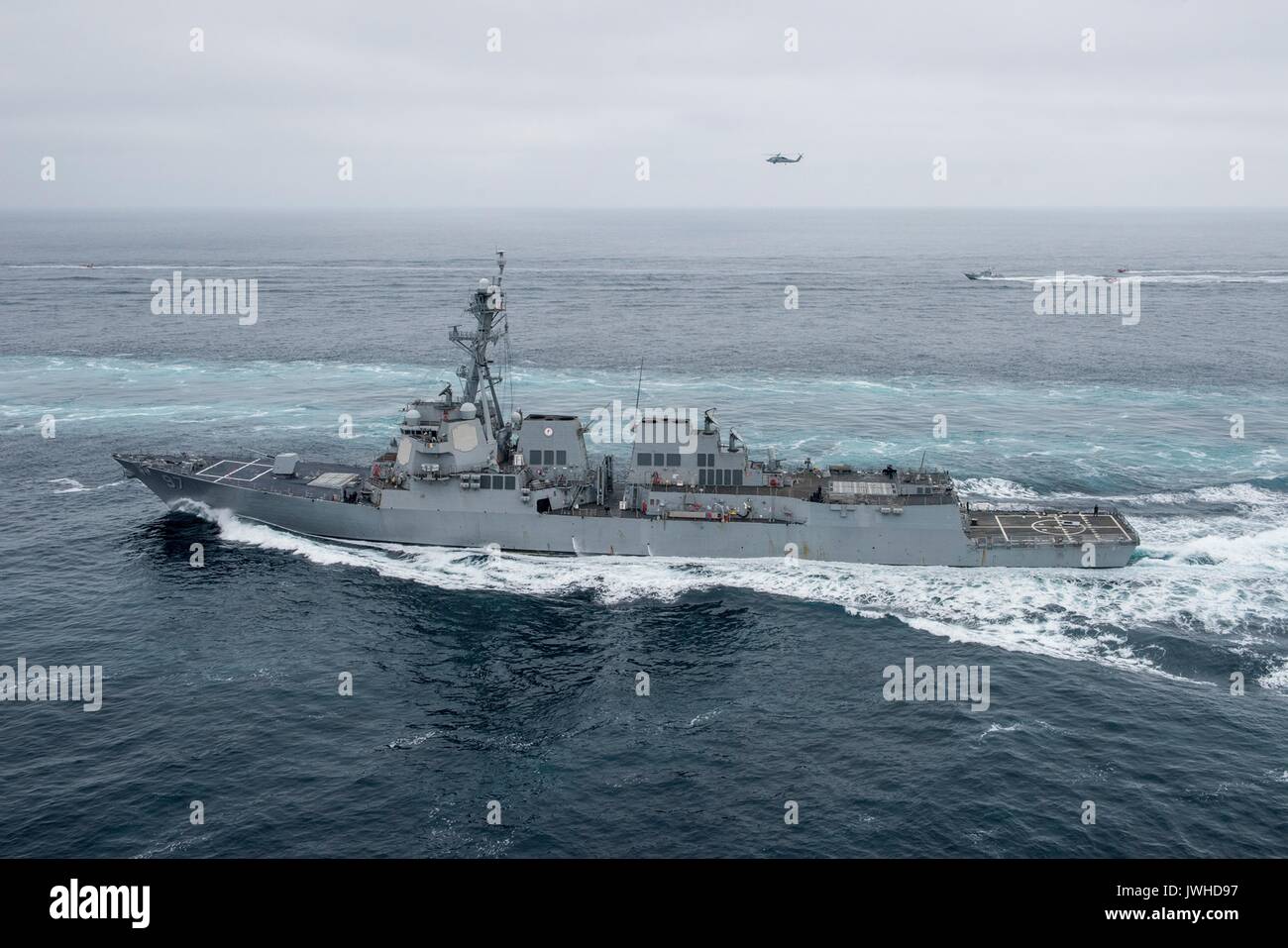 De l'océan Pacifique. Août 11, 2017. La Marine américaine de la classe Arleigh Burke destroyer lance-missiles USS Halsey lors d'une démonstration de force de transit du détroit d'exercice avec le groupe aéronaval du Theodore Roosevelt Le 11 août 2017 dans l'océan Pacifique. La formation a lieu au cours des tensions avec la Corée du Nord. Credit : Planetpix/Alamy Live News Banque D'Images