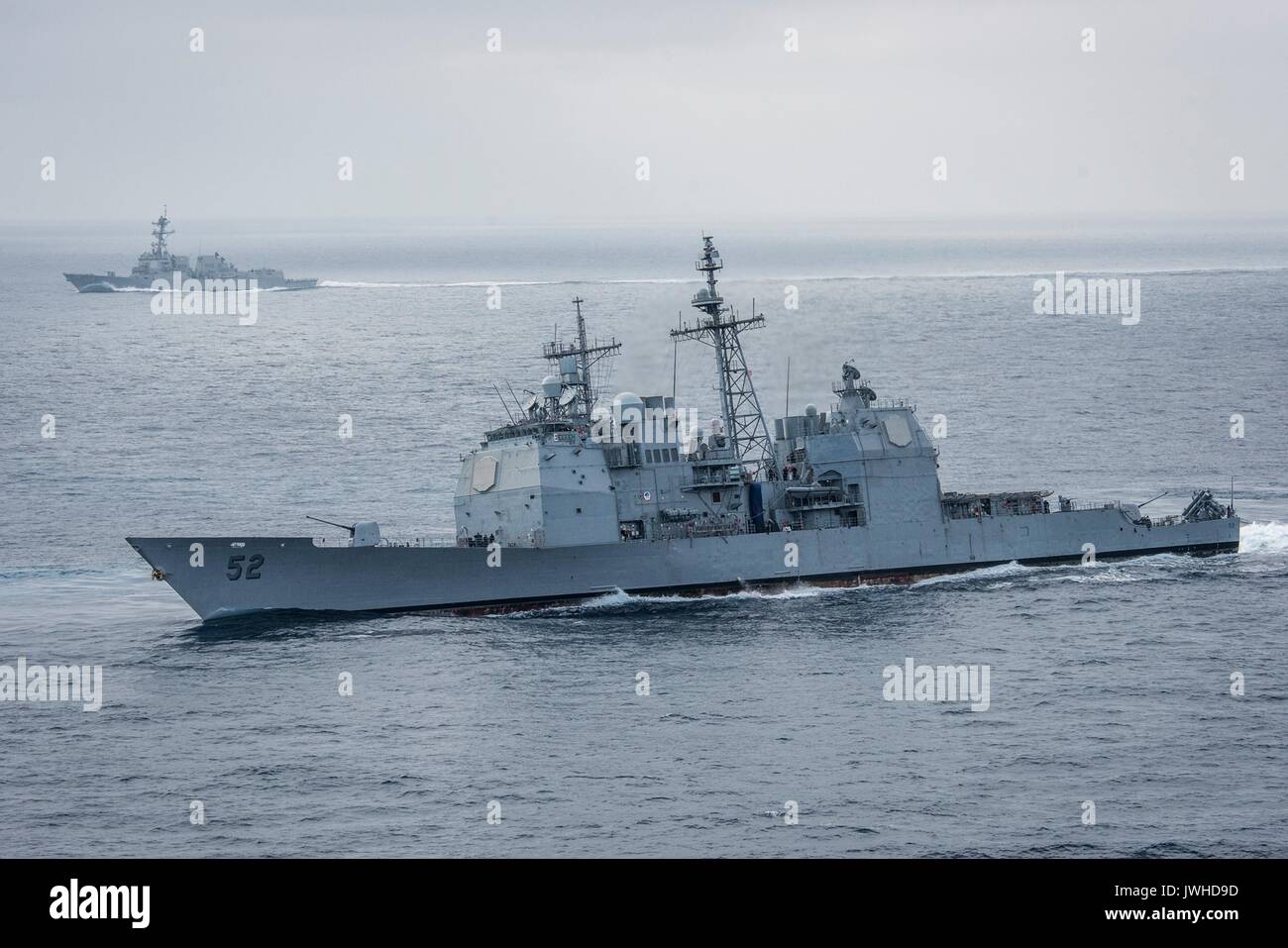 De l'océan Pacifique. Août 11, 2017. Les missiles de l'US Navy cruiser USS Bunker Hill et la classe Arleigh Burke destroyer lance-missiles USS Wayne E. Meyer en cours lors d'un transit du détroit de démonstration de force de l'exercice avec le groupe aéronaval du Theodore Roosevelt Le 11 août 2017 dans l'océan Pacifique. La formation a lieu au cours des tensions avec la Corée du Nord. Credit : Planetpix/Alamy Live News Banque D'Images