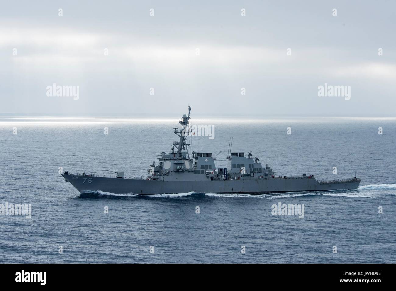 De l'océan Pacifique. Août 11, 2017. La Marine américaine de la classe Arleigh Burke destroyer lance-missiles USS Higgins lors d'un transit du détroit de démonstration de force le 11 août 2017, l'exercice dans l'océan Pacifique. La formation a lieu au cours des tensions avec la Corée du Nord. Credit : Planetpix/Alamy Live News Banque D'Images