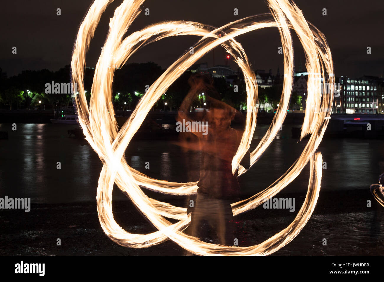 Londres, Royaume-Uni. Août 11, 2017. L'incendie de Londres, l'événement tourne chaque pleine lune London fire interprètes retrouveront au Southbank à jouer avec le feu. London 11/08/2017 -Katja Heber/Lichtermeer Crédit : Katja Heber/Alamy Live News Banque D'Images