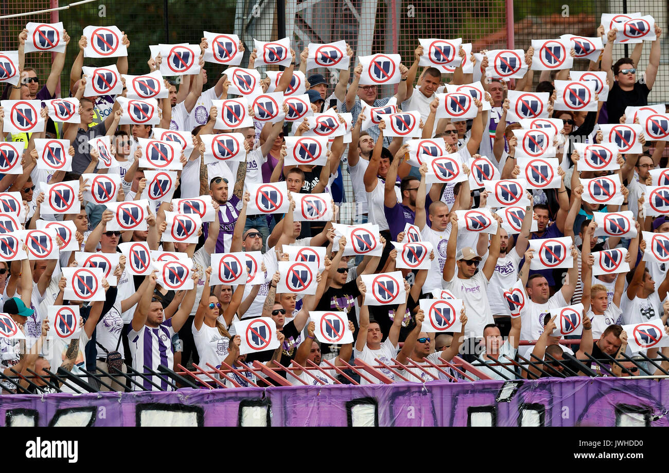 Budapest, Hongrie. 12Th Aug 2017. BUDAPEST, HONGRIE - le 12 août : les partisans de Ujpest FC protester contre le nouveau logo du club avant l'Hungarian OTP Bank Liga match entre Budapest Honved et Ujpest FC au stade Bozsik le 12 août 2017 à Budapest, Hongrie. Credit : Laszlo Szirtesi/Alamy Live News Banque D'Images