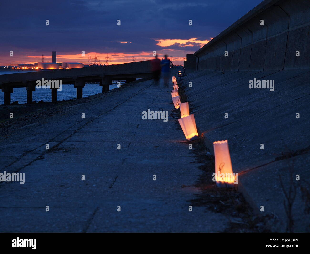 Queenborough, Kent. 12 août, 2017. Météo France : une soirée calme et tranquille dans le port de Queenborough. Sur la photo : bougies placées le long du mur du port pour la 5e édition de la promenade de bord de mer au coucher du soleil, à partir de la cathédrale de Leas Queenborough, au coucher du soleil, à l'aide de Cancer Research UK. Credit : James Bell/Alamy Live News Banque D'Images