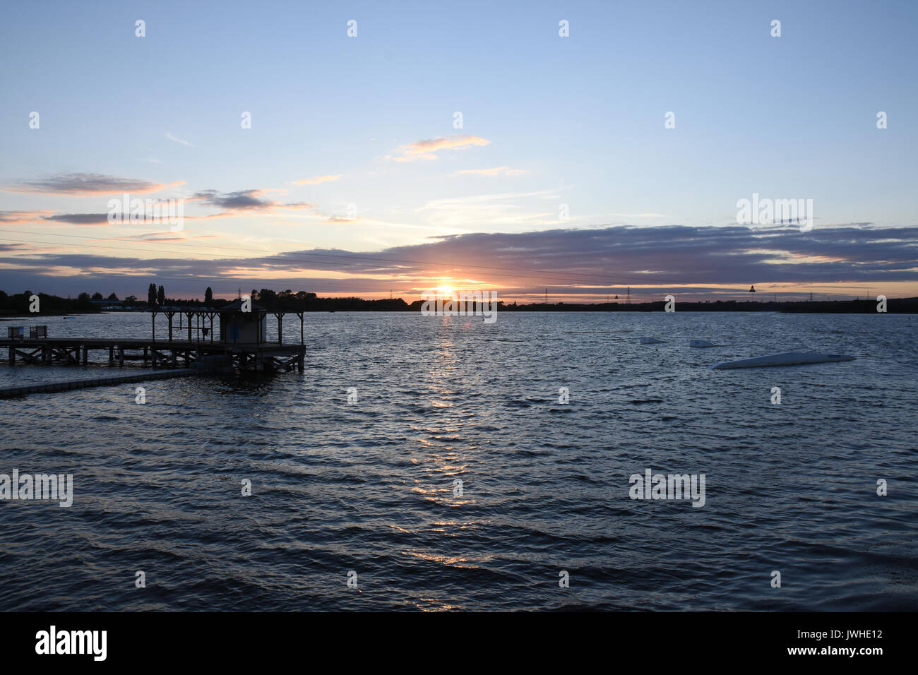 Été magnifique coucher de soleil sur chasewater Country Park dans le Staffordshire qui a marqué la fin d'une chaude journée ensoleillée. Cela était particulièrement bienvenue puisque l'été 2017 a été jusqu'à présent en grande partie humide et doux. Banque D'Images