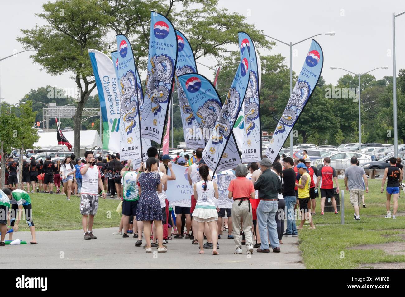 Flushing Meadows Corona Park, New York, USA, 12 août 2016 - Premier jour de la 27e édition Hong Kong Dragon Boat Festival. Le Hong Kong Dragon Boat Festival à New York est un événement sportif annuel et multiculturelle qui a eu lieu en août à Meadow Lake dans la région de Flushing Meadows Corona Park dans le Queens, à New York pour célébrer la cinquième lune (ou le cinquième mois du calendrier lunaire). Photo : Luiz Rampelotto/EuropaNewswire dans le monde d'utilisation | Banque D'Images