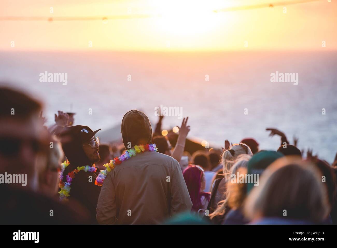 Baie de Watergate, Newquay, Cornwall, UK. 12Th Aug 2017. Le soleil se couche sur Surf Boardmasters et Music Festival, le 12 août 2017. Credit : Bailey/Alamy Live News Banque D'Images