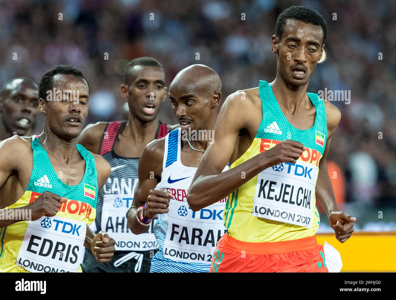 Londres, Royaume-Uni. 12 août, 2017. Mo Farah de GBR avec un regard de choc alors que l'Éthiopie d'EDRIS Mukta tirer avec lui avant l'Éthiopien le bat pour la médaille d'or durant les championnats du monde d'athlétisme 2017 au jour 9 du Parc olympique, Londres, Angleterre le 12 août 2017. Photo par Andy Rowland/Premier Images des médias. Crédit : Andrew Rowland/Alamy Live News/Alamy Live News Banque D'Images