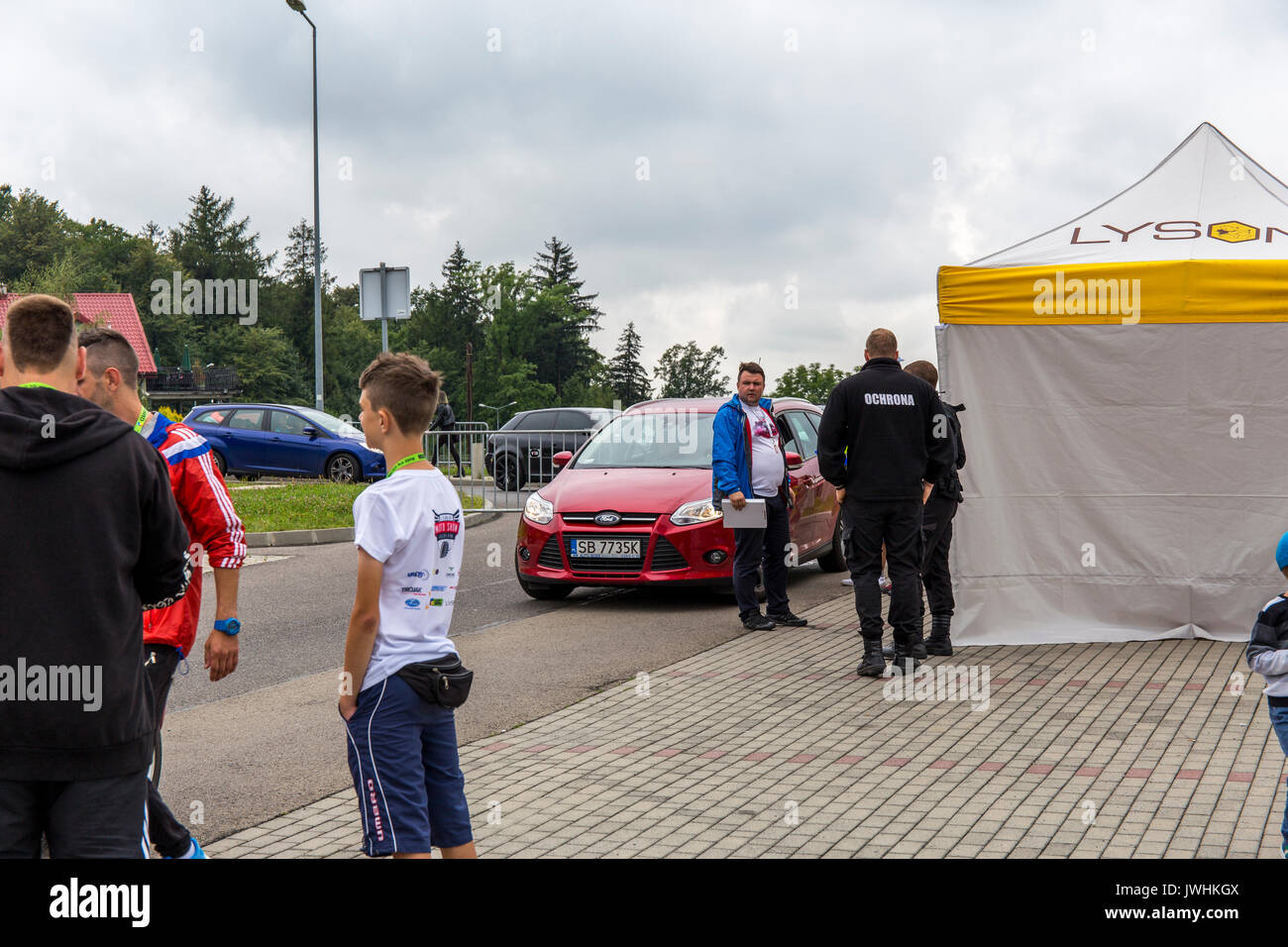 Bielsko-Biala, Pologne. 12Th Aug 2017. Salons de l'automobile international - MotoShow Bielsko-Biala. Personnes debout à l'entrée de l'motoshow. Credit : Lukasz Obermann/Alamy Live News Banque D'Images