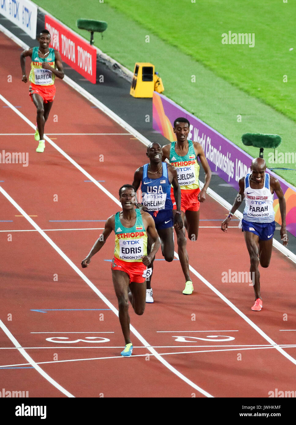 Muktar Edris, Éthiopie, sprints pour la gloire à venir de Mo Farah, Grande-Bretagne, et Paul Kipkemoi Chelimo, USA, dans l'épreuve du 5000m finale le jour 9 de l'IAAF 2017 Championnats du monde de Londres au London Stadium. © Paul Davey. Banque D'Images