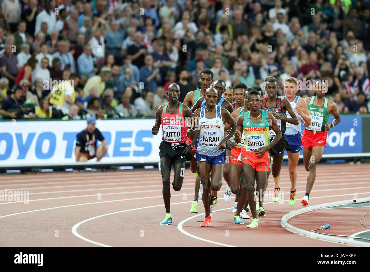 Londres, Royaume-Uni. 12Th Aug 2017. Mo Farah, Grande-Bretagne, Cyrus Rutto, Kenya, et Selemon Barega, l'Éthiopie, la tête du peloton dans les premiers stades de la finale du 5000 m hommes au jour 9 des Championnats du monde IAAF 2017 à Londres au stade de Londres. Crédit : Paul Davey/Alamy Live News Banque D'Images