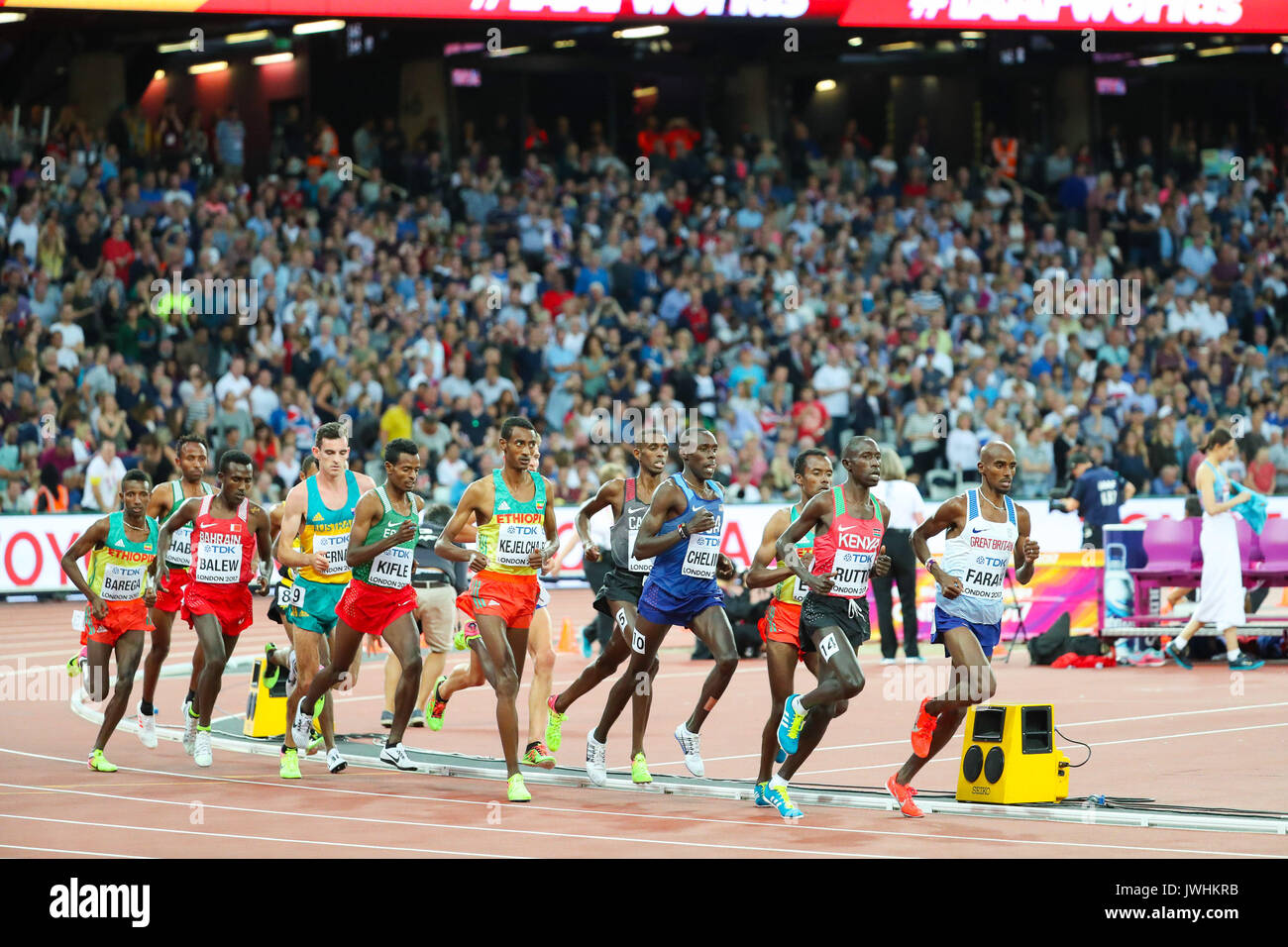 Londres, Royaume-Uni. 12Th Aug 2017. Mo Farah, Grande-Bretagne, ne cesse de progresser au même rythme que Cyrus Rutto, au Kenya, dans l'épreuve du 5000m finale le jour 9 de l'IAAF 2017 Championnats du monde de Londres au London Stadium. Crédit : Paul Davey/Alamy Live News Banque D'Images