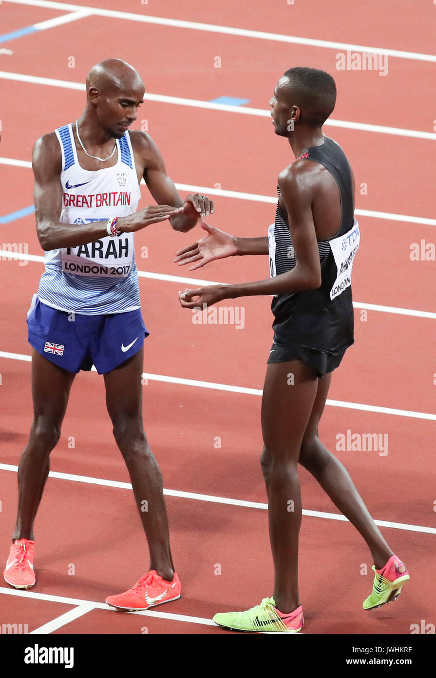 Londres, Royaume-Uni. 12Th Aug 2017. Mo Farah, Grande-Bretagne, et Mohammed Ahmed, du Canada, de féliciter chacun d'autres hommes après la finale du 5000 m au jour 9 des Championnats du monde IAAF 2017 à Londres au stade de Londres. Crédit : Paul Davey/Alamy Live News Banque D'Images