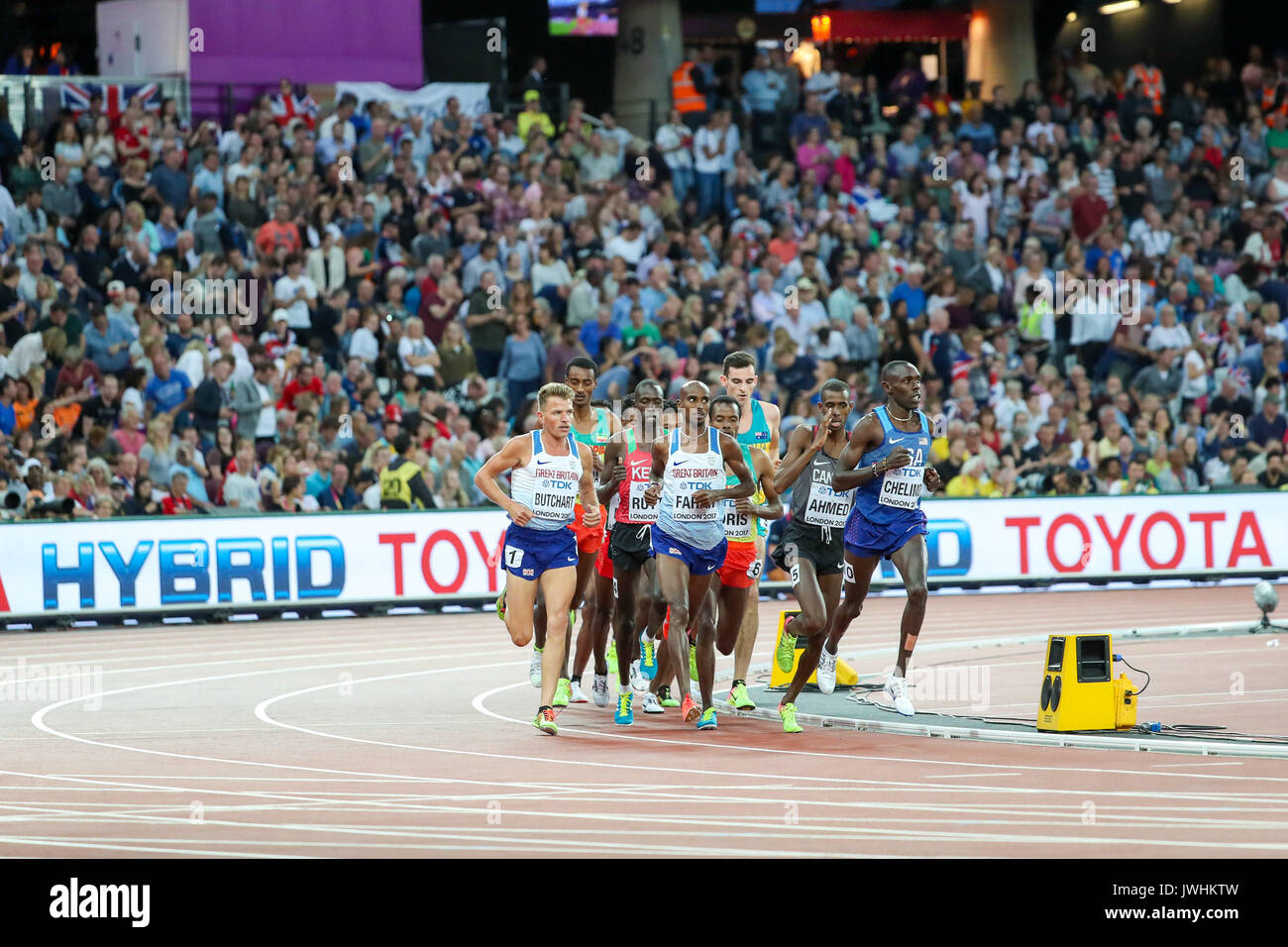 Londres, Royaume-Uni. 12Th Aug 2017. Mo Farah, Grande-Bretagne, et Paul Kipkemoi Chelimo, USA, diriger le pack dans l'épreuve du 5000m finale le jour 9 de l'IAAF 2017 Championnats du monde de Londres au London Stadium. Crédit : Paul Davey/Alamy Live News Banque D'Images