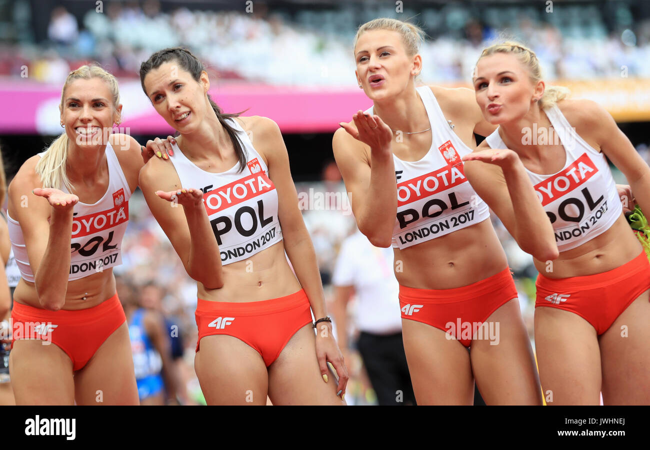 La Polish 4x400m de l'équipe féminine de relais Baumgart, Iga Martyna Dabrowska, Patrycja Wyciszkiewicz et Malgorzata Holub souffler des baisers à la foule lors de la neuvième journée des Championnats du monde IAAF 2017 à la London Stadium. Banque D'Images