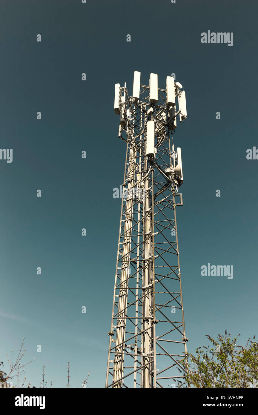 Mât de téléphonie mobile contre le ciel bleu Banque D'Images