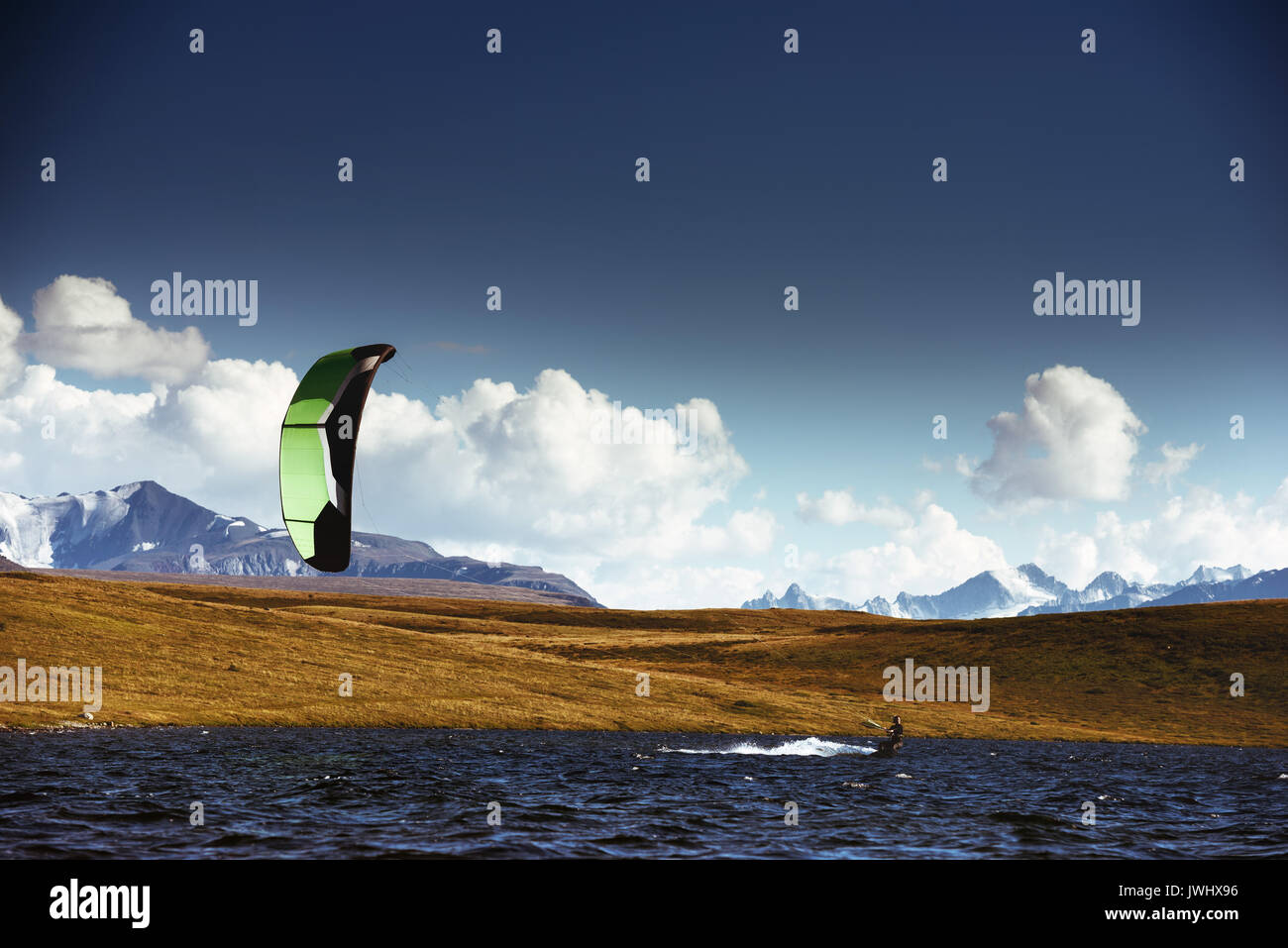 Le kite surf à Mountain Lake Banque D'Images