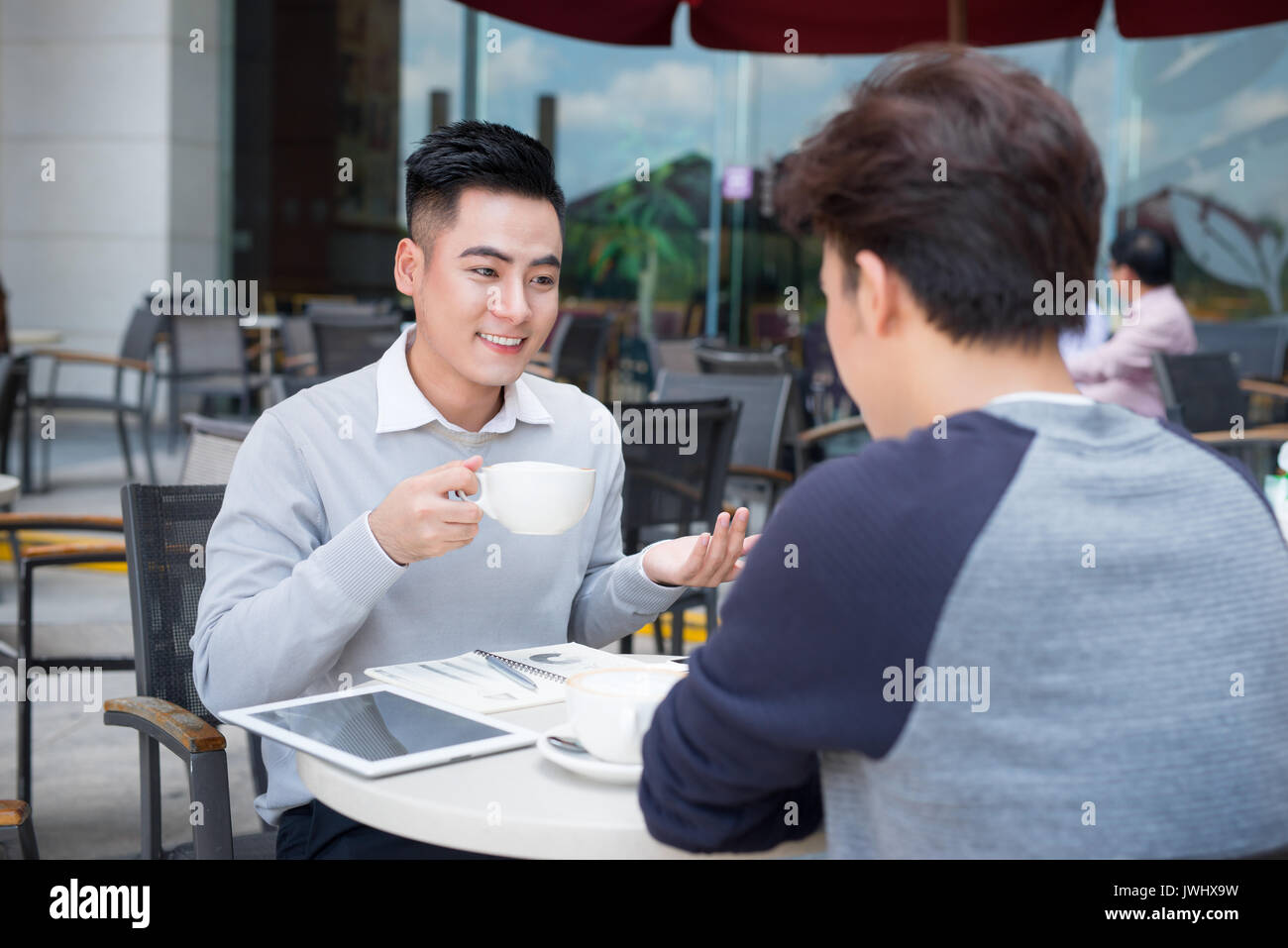 Deux businessman having a discussion réunion occasionnels ou dans la ville. Banque D'Images