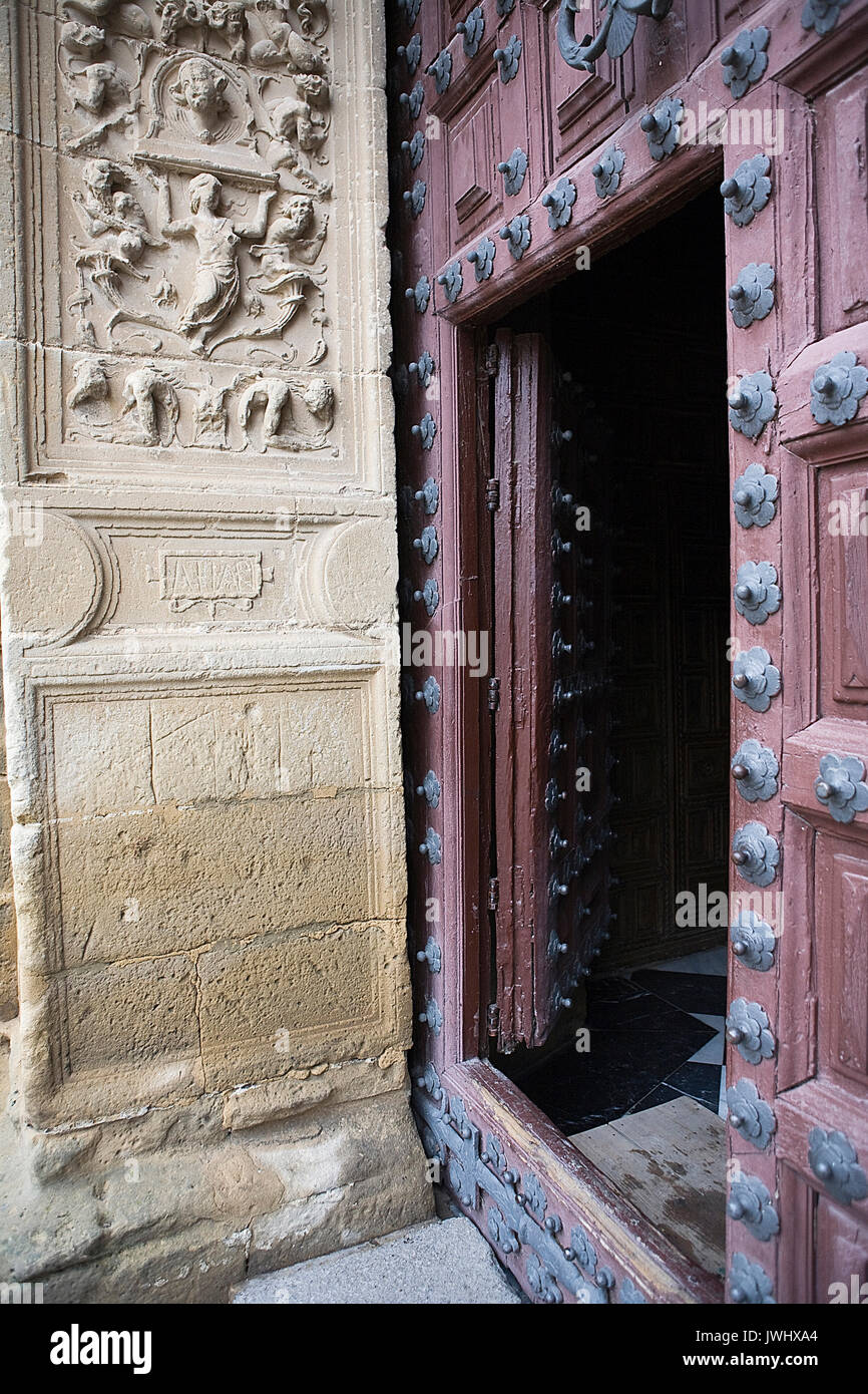 Porte en bois d'entrée de la chapelle d'El Salvador, linteau en pierre de taille, style renaissance, Ubeda Jaen province,, Espagne Banque D'Images