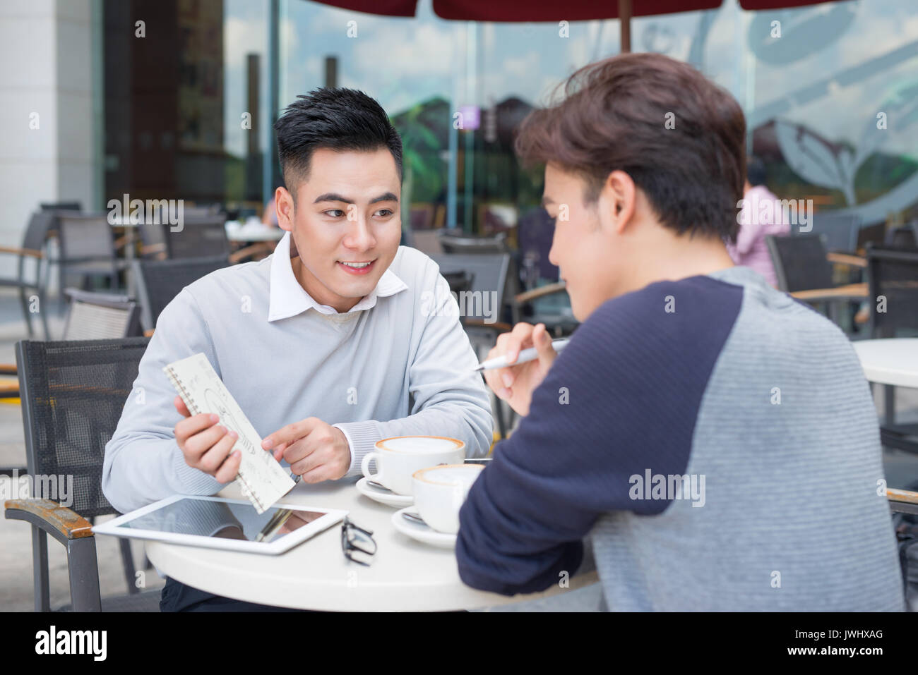 Joyeux deux affaires asiatiques discuter avec les documents Banque D'Images