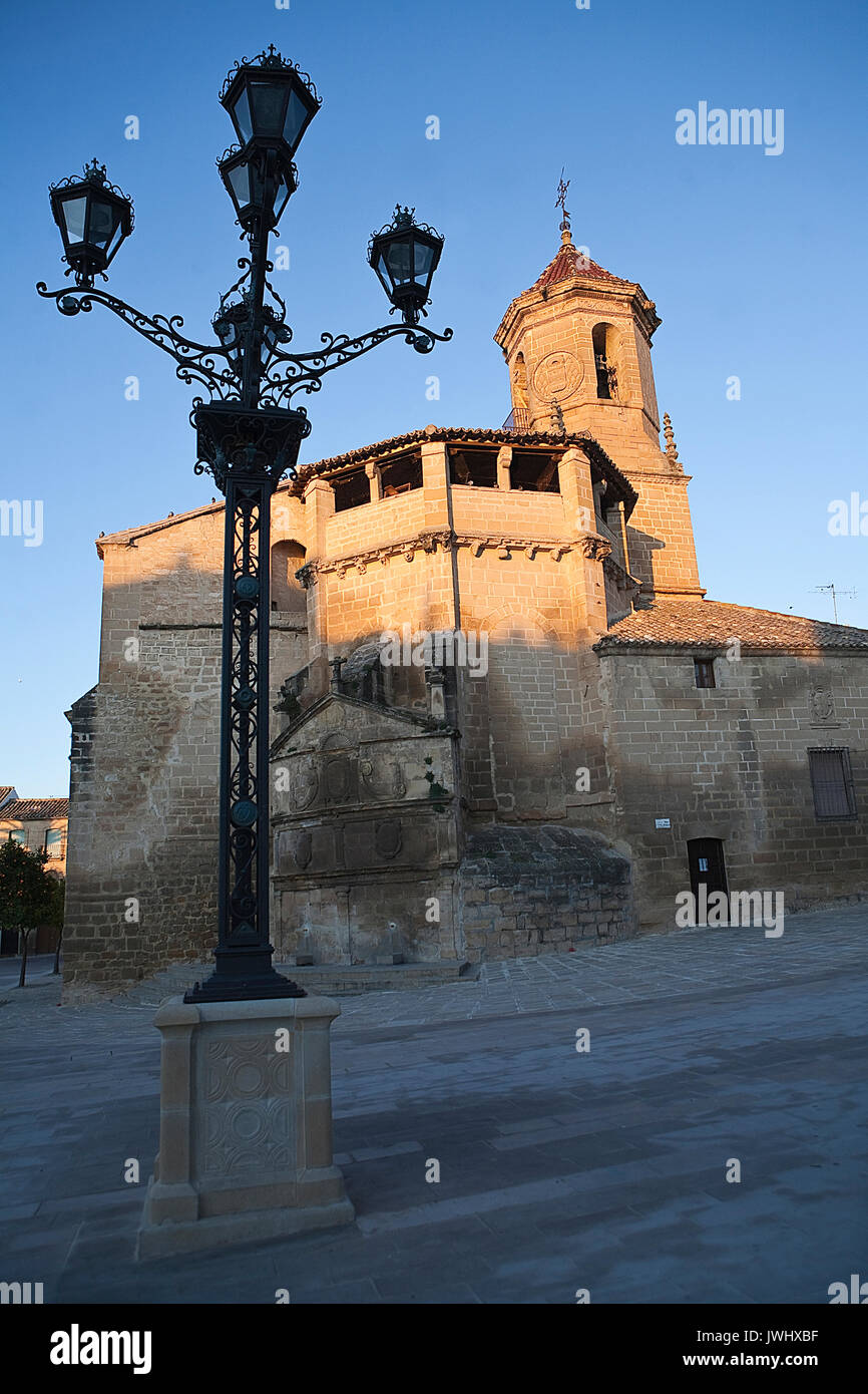 Lever du soleil en carré sur le 1 mai, avec partie avant et de la source de l'église de San Pablo et lampadaire, Ubeda, Espagne, province de Jaén Banque D'Images