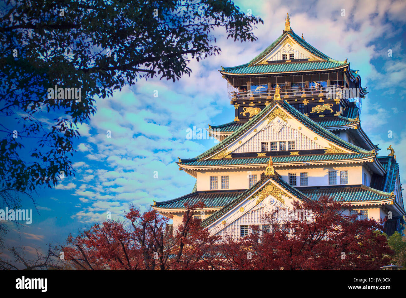 Le magnifique château d'Osaka à Osaka, Japon avec arrière-plan de nice Banque D'Images