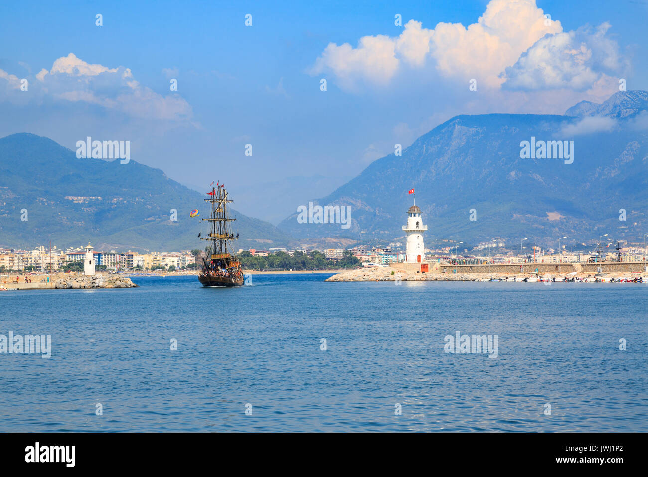 Light House à Alanya avec bateau noir pendant la journée en Turquie Banque D'Images