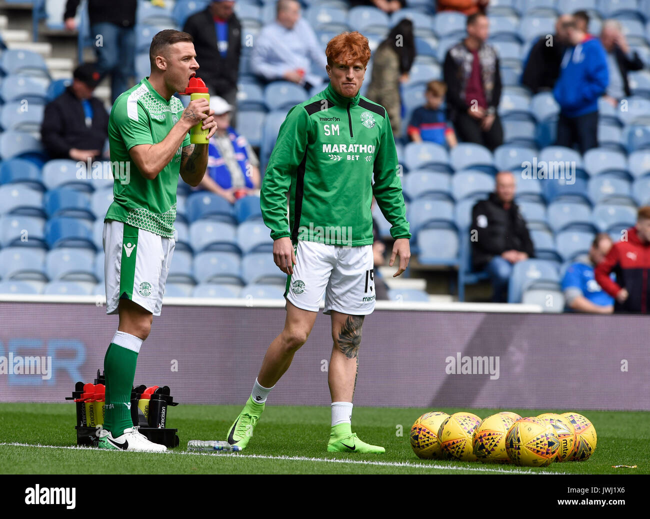 Hibs Anthony Stokes et Hibs Simon Murray au cours de la réchauffer avant de la Ladbrokes Scottish Premiership match au stade Ibrox, Glasgow. Banque D'Images