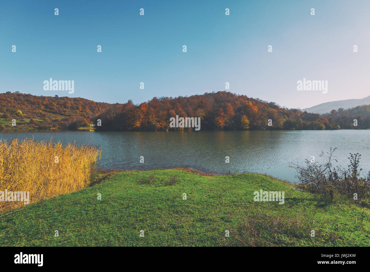 Lac de haute montagne dans le temps d'automne Banque D'Images