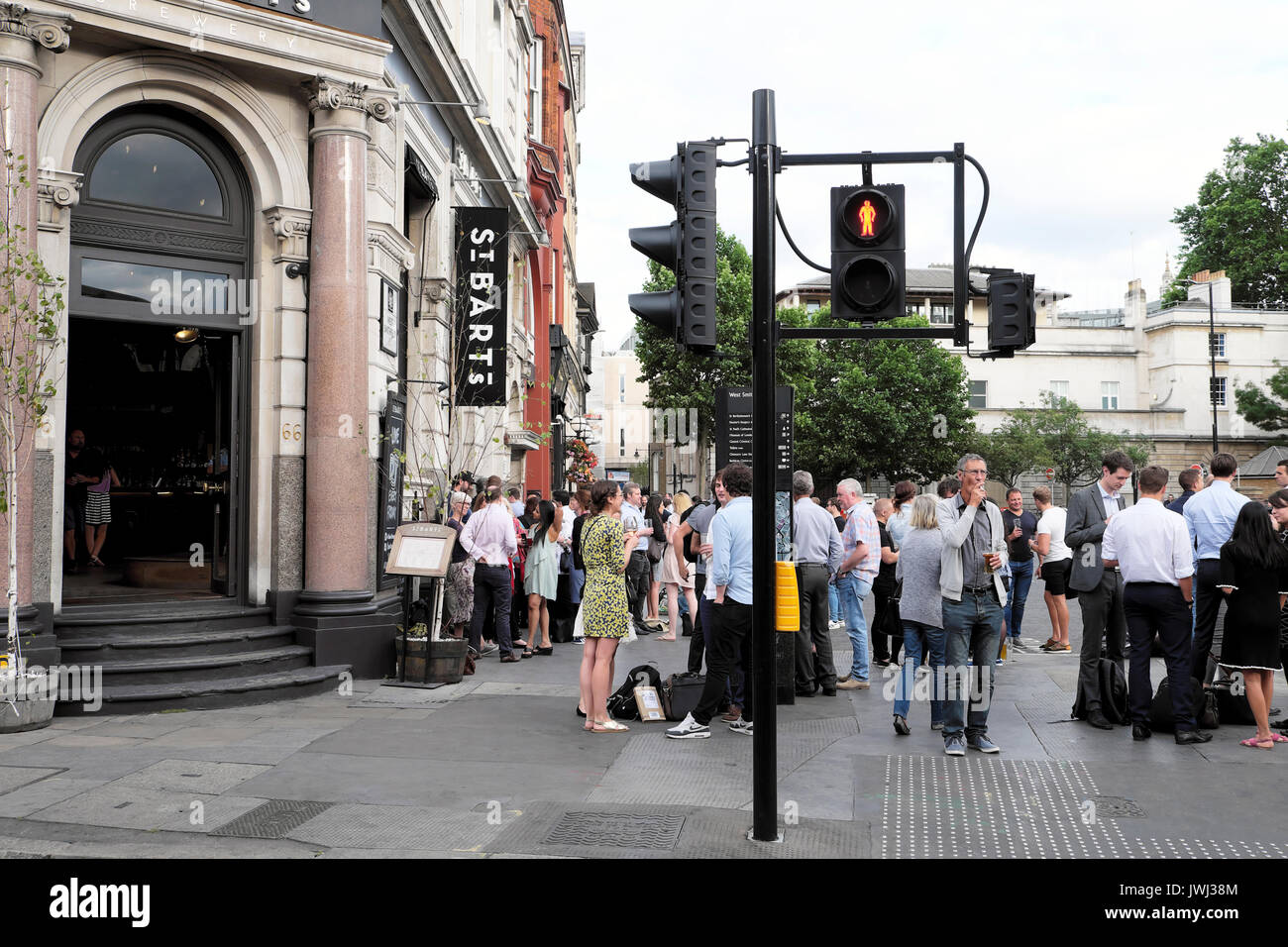 Les gens de boire une bière après le travail à l'extérieur de St Bart's Brewery pub et restaurant à Smithfield, Clerkenwell dans London EC1 UK Angleterre KATHY DEWITT Banque D'Images