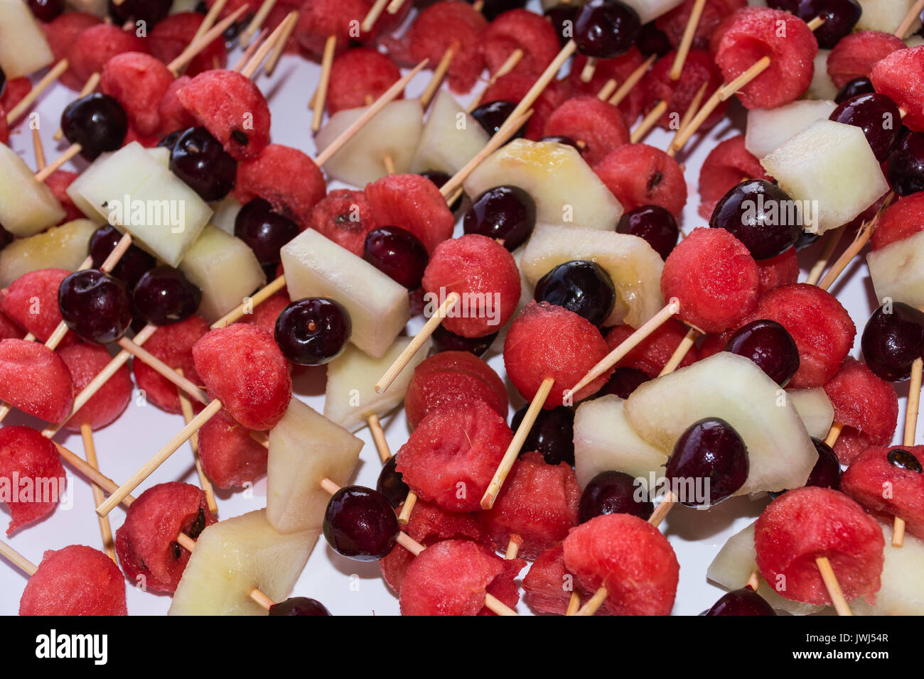 Brochettes de fruits, contiennent un assortiment de fruits. La nourriture typique de l'été, manger par la mer ou sur la plage, sous le parasol. Mais aussi au buffet comme refreshmen Banque D'Images