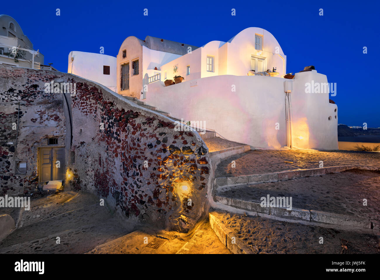 Rues étroites d'Oia Village le soir, Santorini, Grèce Banque D'Images
