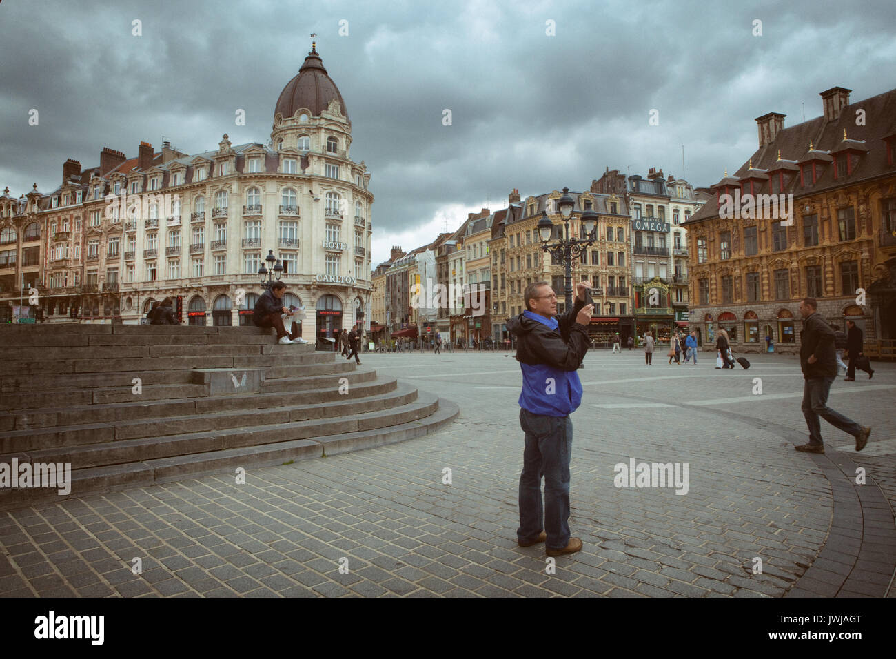 Les étapes de l'Opéra de Lille est un excellent endroit pour se reposer tout en admirant les vues du vieux Lille. Banque D'Images