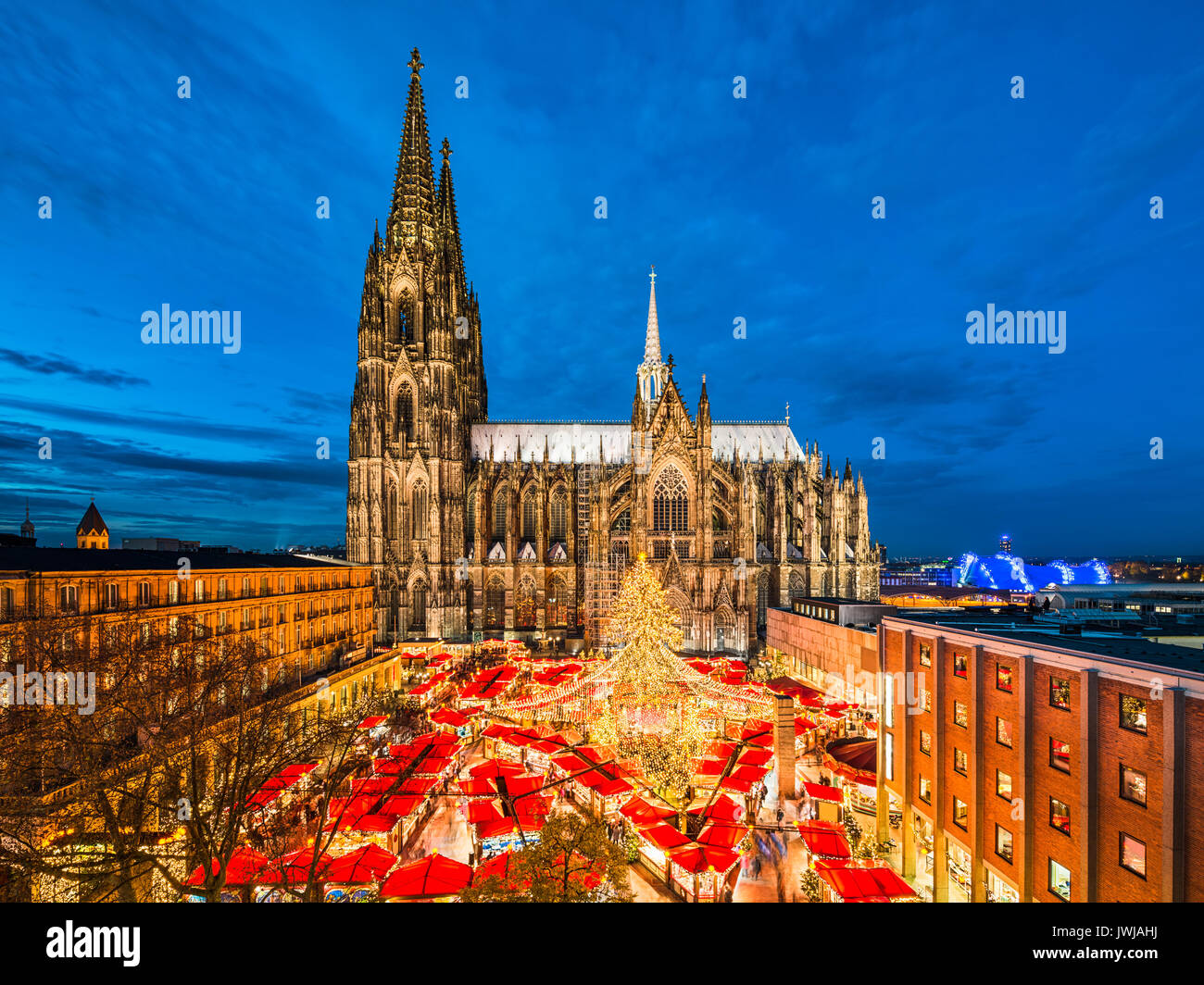 Marché de Noël en face de la cathédrale de Cologne, Allemagne Banque D'Images