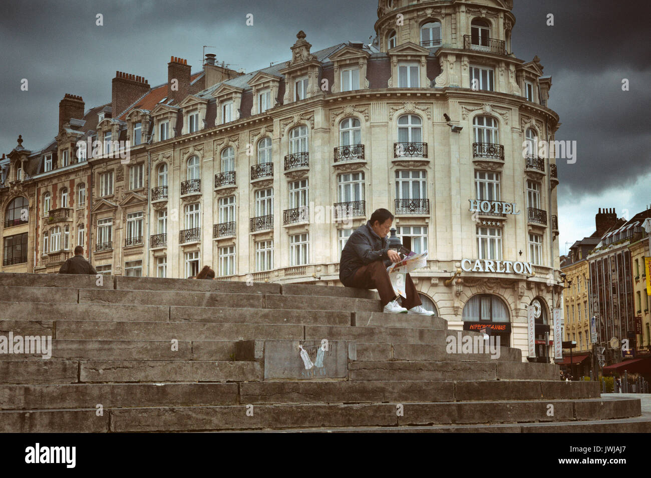 Les étapes de l'Opéra de Lille est un excellent endroit pour se reposer tout en admirant les vues du vieux Lille. Banque D'Images