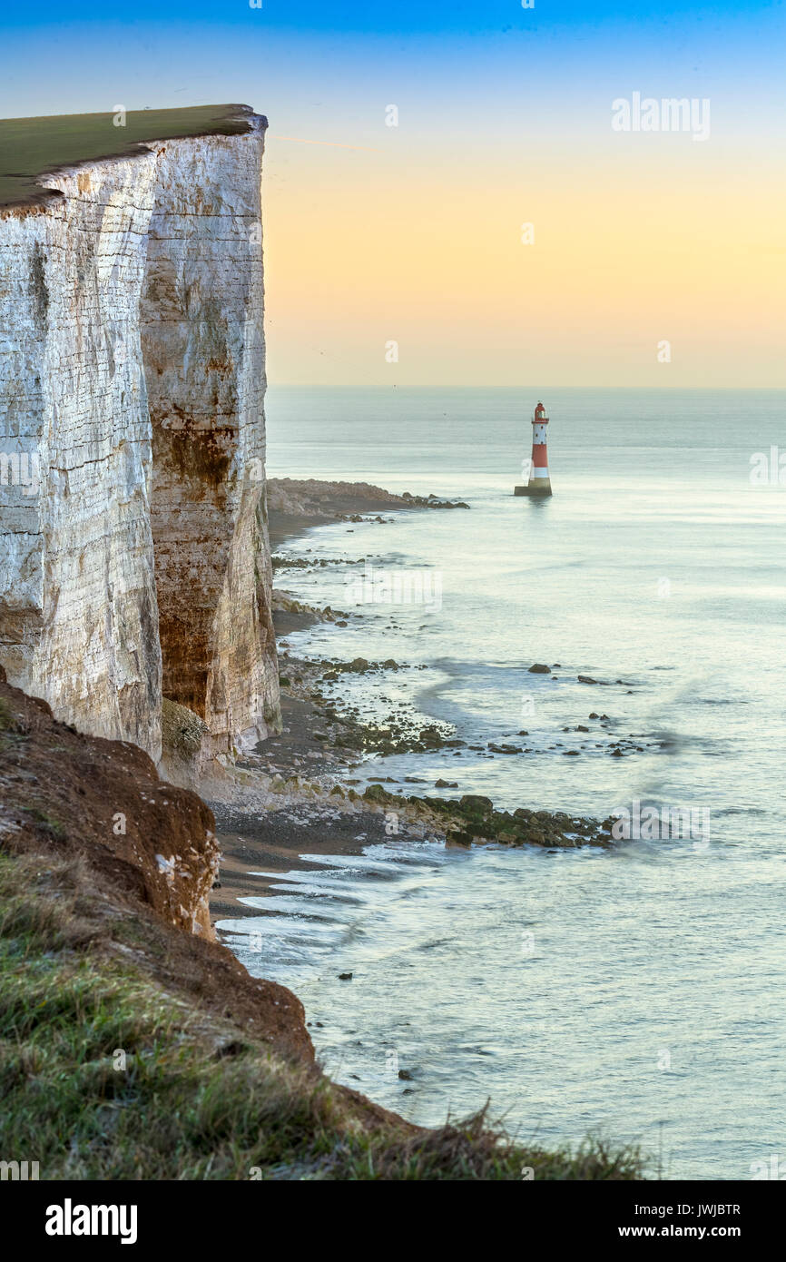 Beachy Head Light House et falaises de craie au lever du soleil, Sussex, England, UK Banque D'Images